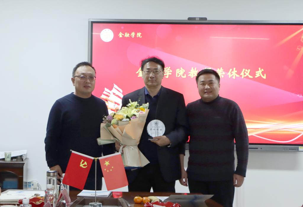 荣休教师捧花合影